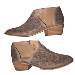 💕5️⃣Catherine Malandrino ankle boot Size 7